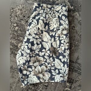 Tommy Bahama Reversible Gray and White Floral Board shorts, Sz L